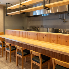 当店は、カウンター席を4席をご用意しており、おひとり様でもお気軽に美味しい餃子・ラーメンをご堪能いただけます。お仕事帰りにお気軽にご利用ください。