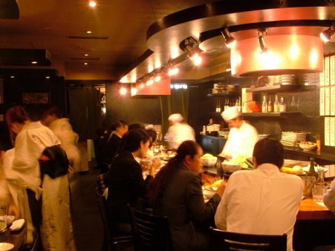 一足のばして新宿の喧騒を離れて、修行を積んだ板前さんが仕上げるこだわりの和食を。