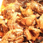 最高級備長炭で焼き上げた地頭鶏の炭火焼きは噛む度旨味が！やみつきになる味わいにお酒も進みます♪