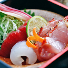 各仕切りに季節の食材と彩（いろどり）