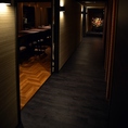 地下への階段を降りると、落ち着いた間接照明の廊下と大個室がございます。