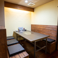 木の温もり溢れる居心地のよいテーブル席。6名様までご利用可能な広めのお席ですので、グループ利用時にもゆったりお使いいただけます。