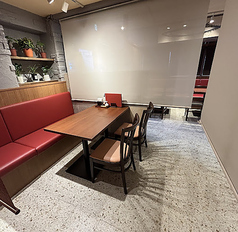 2名~12名様まで利用可能な半個室がございます。