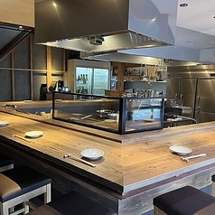 1階のカウンター席では調理のライブ感を楽しむことができます。