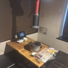 足を下ろしてゆったり寛げる4名様用の掘りごたつ席です。気の置けない仲間との飲み会や、ご家族での団欒にぴったり！当店自慢のお鍋をゆっくりご堪能ください♪