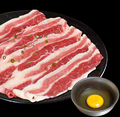 料理メニュー写真&nbsp;炙りすき焼きカルビ（生卵付き）