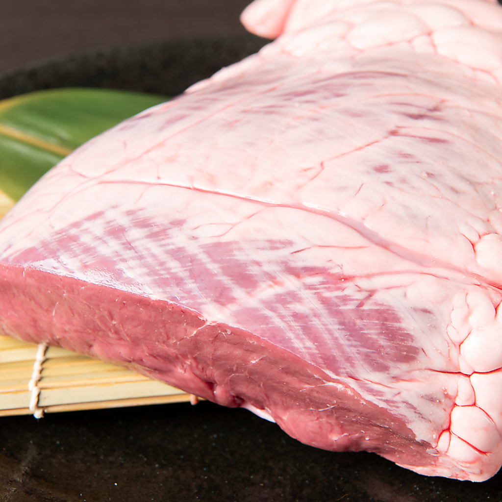 JR東中野駅から近く、みなさんが集まりやすい立地に位置している、かっこいい町焼肉店です。