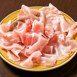 パルマ地方特産の最高生ハム。豚肉と塩のみで長期熟成され、まろやかな甘みと芳醇な香りが特徴です。