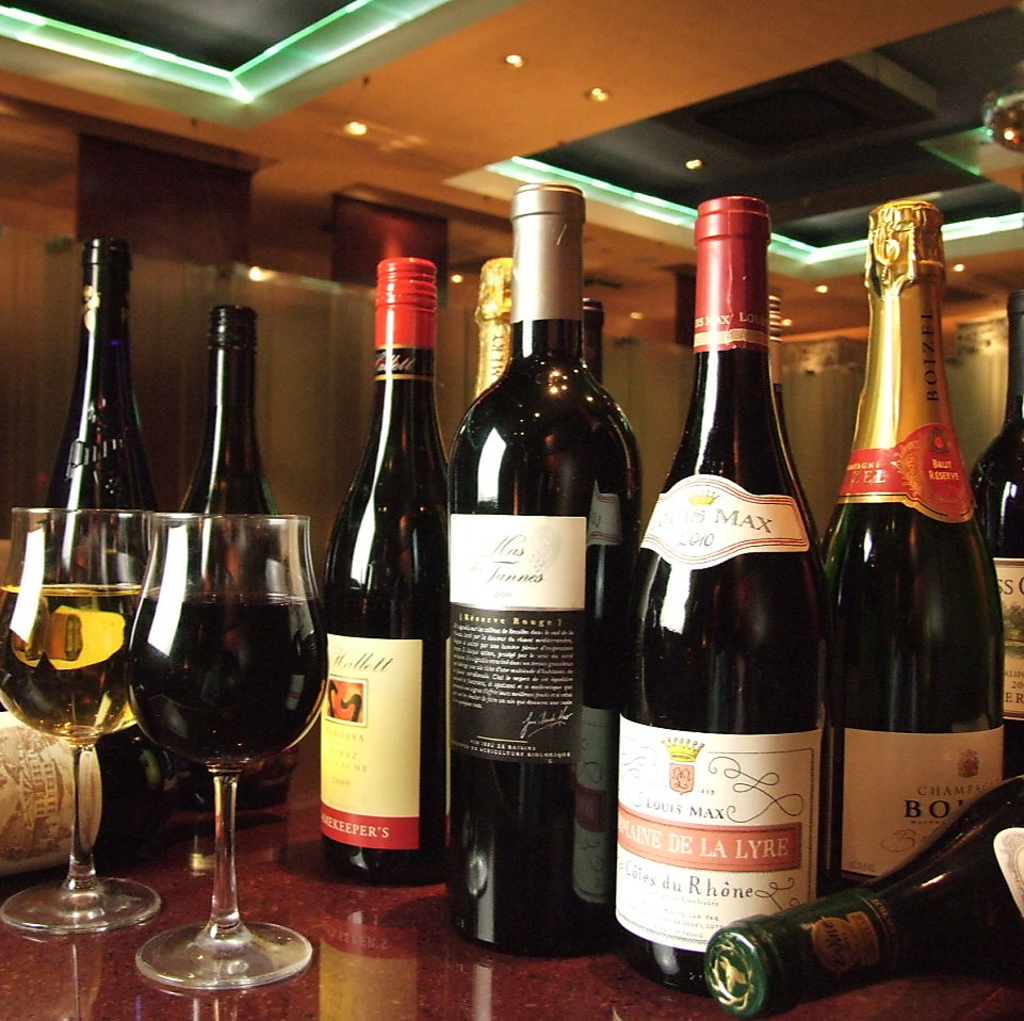 お肉に合うワインを多数取り揃えております。お好みのワインを♪