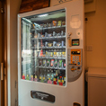 居酒屋では珍しい自販機があります！お酒やソフトドリンク、缶詰、おつまみなどが購入可能◎