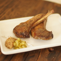 炭火で香ばし！4種のソースで楽しむ自慢のラムチョップ