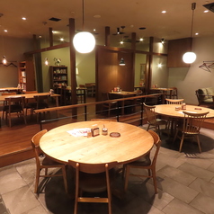 4名がけの広々としたテーブル席はご友人やご家族とのお食事にご利用しやすいです。