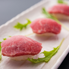 馬肉本来の味わいを贅沢に堪能『桜肉の握り寿司』の写真