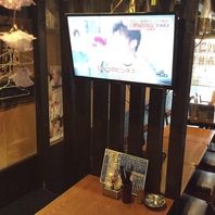 テーブル席にはテレビあり