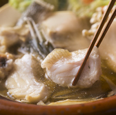 【季節・旬の鮮魚をお鍋で】平戸近海で獲れた新鮮な鮮魚をお店でしめ、最高に美味しい状態へと丁寧な下処理をしてご提供しております。季節毎の旨味たっぷりの、クエや伊勢海老の鍋など是非お召し上がりくださいませ。