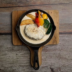 相模原名物　とろけるハンバーグはチーズフォンデュソースで贅沢な一皿に。の写真