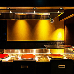 練達された職人の技で目の前で調理される活蟹をぜひご覧くださいませ。