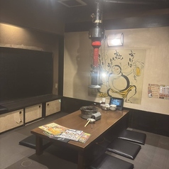 広々とした6名様用の掘りごたつ席で、快適にお食事をお楽しみください。グループでのご利用に最適です。美味しいお料理とお酒で、楽しい時間を演出いたします!