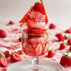 苺とショコラのレイヤードパフェの写真