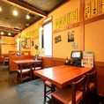 狭さを感じさせない広々としたテーブル席！木のぬくもり感じる落ち着いた空間です◎