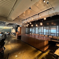 50人以上での貸切が可能なこの場所は、友達や同僚と楽しい時間を過ごすのにぴったりです。開放感あふれる店内は、賑やかな集まりにも対応できるスペースを確保しています。アットホームな雰囲気の中で、心に残る瞬間を楽しんでみませんか?おしゃれなインテリアと多彩なメニューが、あなたのイベントを華やかに彩ります☆