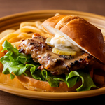 契約精肉店から取り寄せた鶏を使ったこだわりチキンバーガーは6つのソースから選んでいただけます。