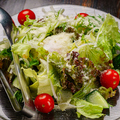 料理メニュー写真&nbsp;【冷】チーズたっぷり温玉シーザーサラダ