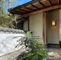 看板のない隠れ家で過ごす非日常の静寂