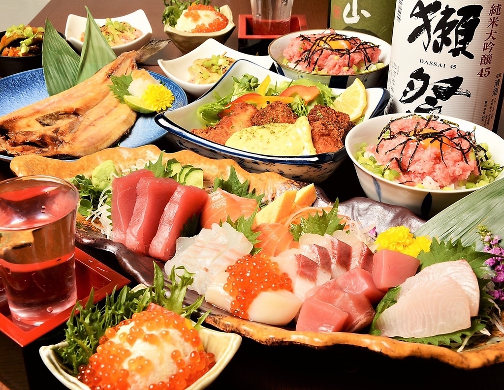 新鮮な旬の魚を贅沢に盛り付けた豪華な刺し盛り！宴会コースでもお愉しみいただけます♪