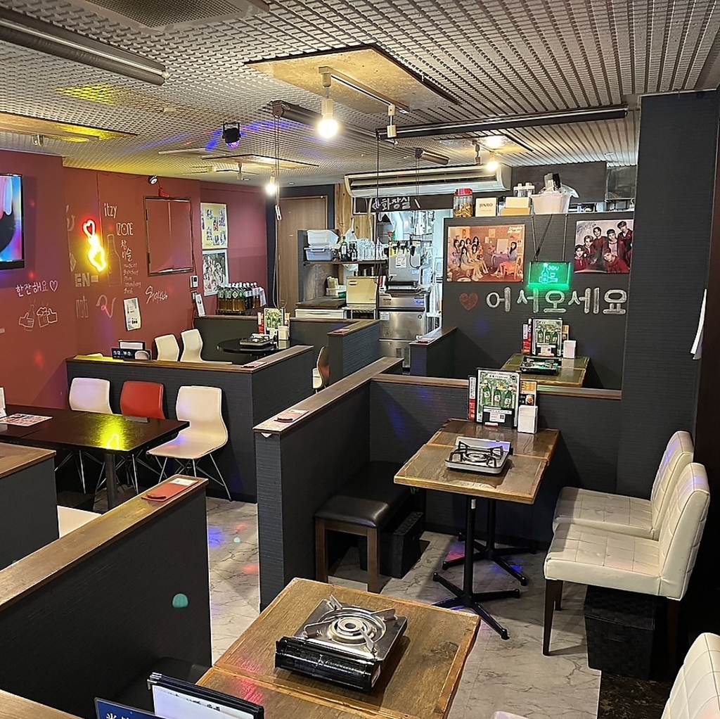 ご家族・ご友人とのお食事など普段使いにも気軽にご利用いただける、カジュアルな雰囲気の店舗です♪