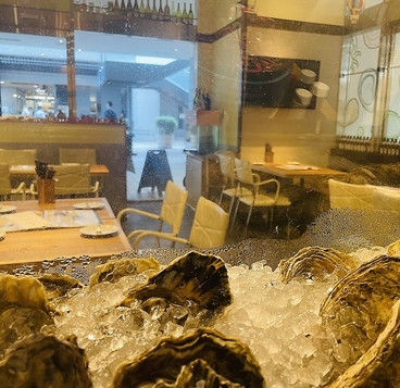 月島オイスター倶楽部の雰囲気1