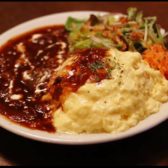 夜だけ味わえる、とろふわ玉子と濃厚デミの【オムハヤシライス】の写真