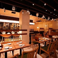 心地よい店内で木の温もりを感じながら寛ぎのひとときを