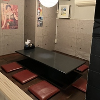 店舗奥にはゆったり寛げる掘り炬燵の個室も