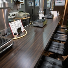 【一人焼肉もできるカウンター席】焼肉が食べたいと思い立ったらお一人様も居心地の良いカウンター席です。都島・野江内代駅チカでアクセスも便利。