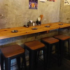 【カウンター席/椅子あり】コンクリート壁に木のぬくもりが映える、シックなカウンター席。落ち着いた雰囲気で、一人飲みやデートに最適です。