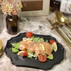 スモークサーモンのカルパッチョ