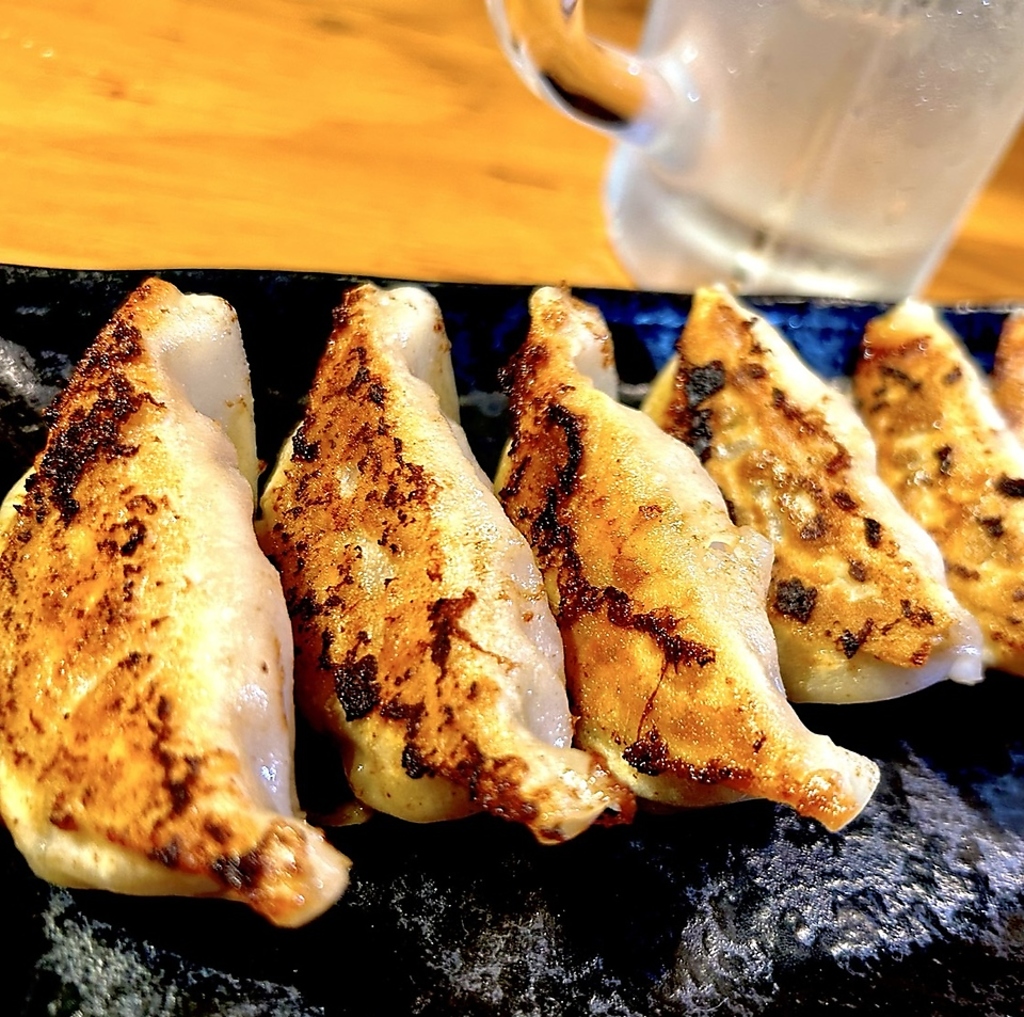 冷えたビールと熱々肉汁の無限ループ！香ばしい焼き目、溢れる旨味に、もう箸もジョッキも止まらない