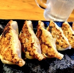 冷えたビールと熱々肉汁の無限ループ！香ばしい焼き目、溢れる旨味に、もう箸もジョッキも止まらない