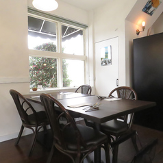 【テーブル席でゆったり】親しい仲間と過ごす！ゆったりとしたテーブル席が魅力的な空間です。4名席で、女子会や同僚とのリラックスしたひとときにも最適です。心地よい雰囲気の中で、特別な時間をお楽しみください♪