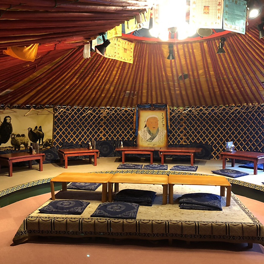 お店の真ん中にステージを作ることもできます！みんなで輪になって乾杯♪