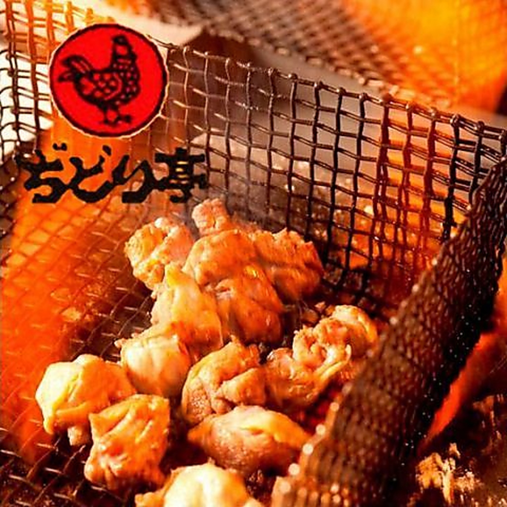 ぢどり亭の看板メニュー、「親鶏もも炭火焼き」は、噛めば噛むほどに凝縮された旨味が溢れ出す逸品◎