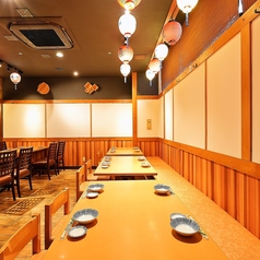 【少人数のお集まりや家族とのお食事にも当店は最適】木のテーブルと温かみのある照明が、落ち着いた雰囲気を演出します。合コンや女子会はもちろん、2次会などのちょい飲みにもぜひご利用ください。安心して食事や会話を楽しめる居心地のよい空間です。