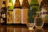 日本酒は常時15種類以上がラインナップ。東北の日本酒が中心で、その時にオススメのものや季節の日本酒が厳選して仕入れられています。仕入れで銘柄が変わるので、いつ訪れても飲み飽きません。