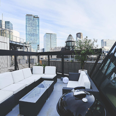 昼の青空と開放的な風に包まれて、グループでにぎやかに楽しむならこのエリア。広々としたテーブルに料理を並べて、笑顔を囲むにはぴったり。ゆったり座れる配置で、誰と来ても居心地がいい。手ぶらで気軽にBBQを始められる、まさに理想的なルーフトップ席です。