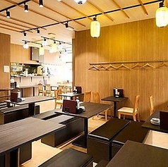 【店舗貸切:最大70名様】ワンフロア一体感のある賑やかなパーティーを叶える居酒屋。皆でワイワイと盛り上がる大規模なイベントや企業様の宴会には、店舗丸ごとの貸切対応が可能。最大70名様まで収容できる開放的な空間は、遮るものがなく一体感のあるパーティーを演出するのに最適です。