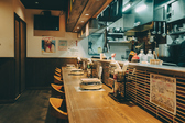 朝4時まで営業しているので、2軒目利用はもちろん、飲んだ後の〆にも最適です。1階にはゆったり座れるカウンター席を8席ご用意しており、オープンキッチンで調理している様子を目の前でご覧いただけます。