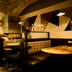 20名以上でのご利用から、店内利用は50名まで。テラスのお席も含めて最大で【80名様】までOKな貸切もございます。大人数の飲み会やパーティーに使いやすい空間ですので、お気軽にご相談ください！