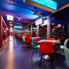 プラットフォームをイメージしたホーム席は、開放感あふれる窓側のテーブル席です。