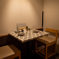 落ち着いた照明に包まれたテーブル席で、ゆったりとお食事をお楽しみいただけます。ほどよい距離感で会話もしやすく、デートやご友人とのお食事にも最適です。大人のお客様にも心地よくお過ごしいただける空間です。
